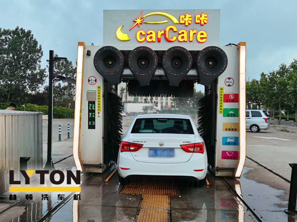 綜合性服務(wù)加油場站常態(tài)化！加油超30L免費(fèi)洗車，山東日照中石油carCare咔咔配置龍門往復(fù)式電腦洗車機(jī)