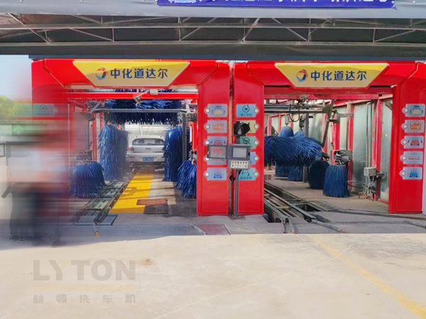 全自動(dòng)洗車機(jī)洗車程序及流程:準(zhǔn)備》預(yù)洗》主洗》漂洗》高壓淋水》烘干吹風(fēng)》自動(dòng)噴香
