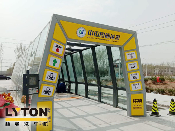 隧道式全自動(dòng)洗車(chē)機(jī)——高效、快速、節(jié)水的洗車(chē)設(shè)備，適用于多種車(chē)型的清洗。